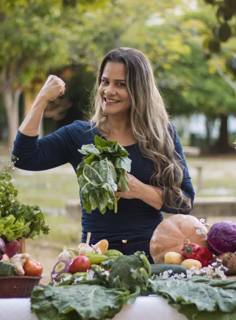 Dra. Cleonice Pereira de jaleco e estetoscópio, braços cruzados